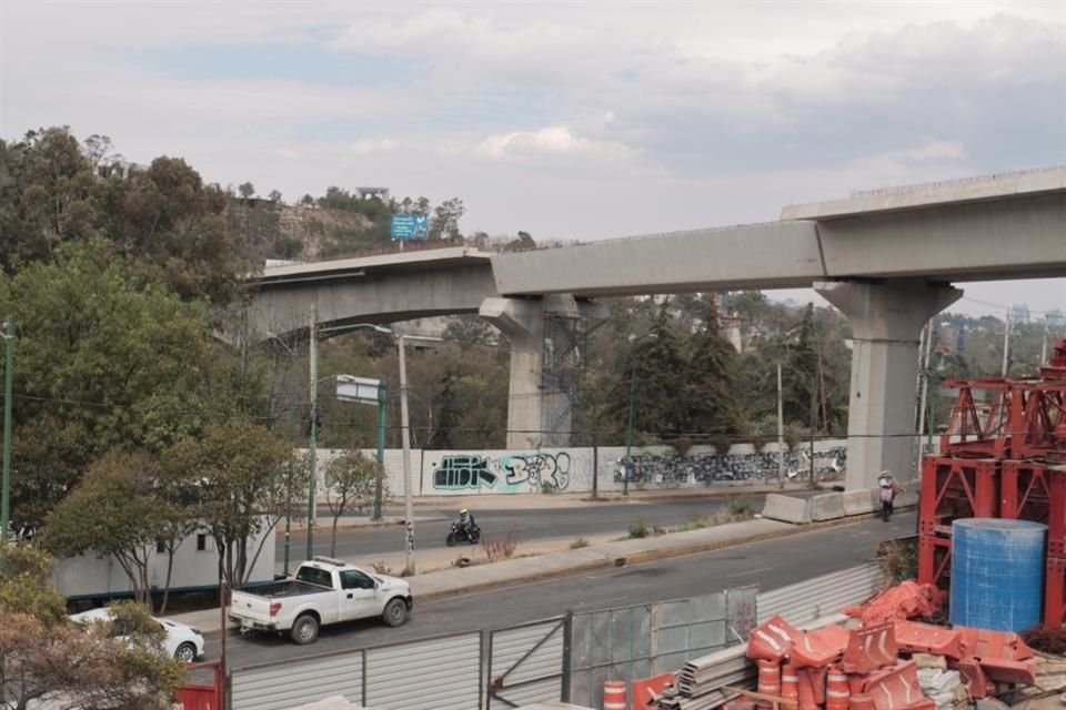 La fuga ocurrió en la Calle Presa Río Tacubaya y fue reparada por personal de Sacmex.