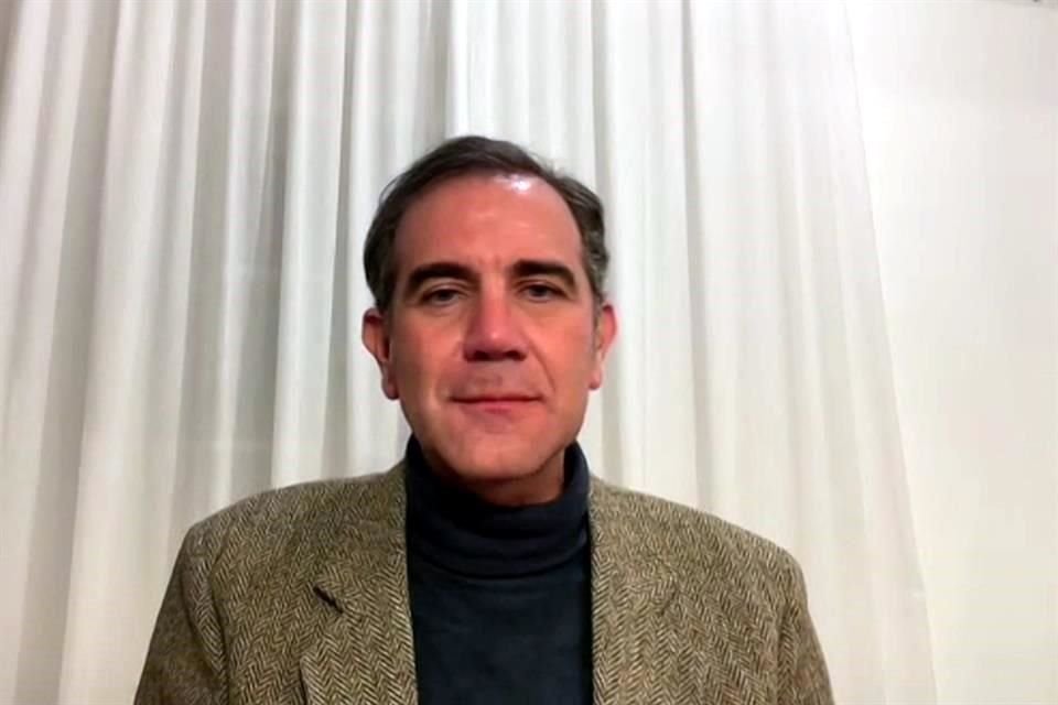 Lorenzo Córdova, ex presidente del INE, dijo que tiene derecho de hacer política apartidista al participar como orador en la Marcha por la Democracia.