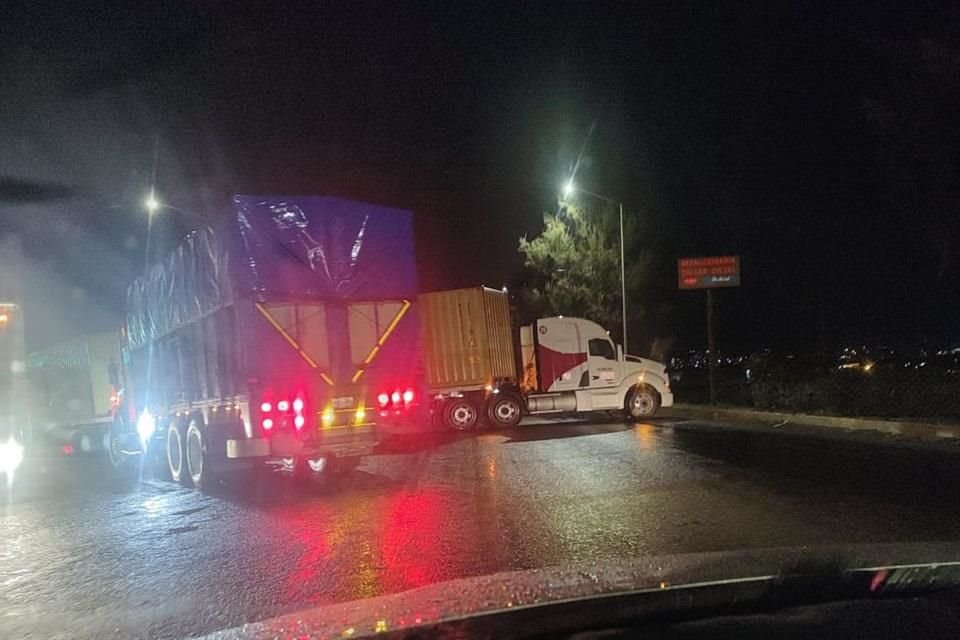 La alerta se encendió esta noche en Ciudad Guzmán, tras el reporte de tiroteos y bloqueos de vialidades en varios puntos de la Ciudad.