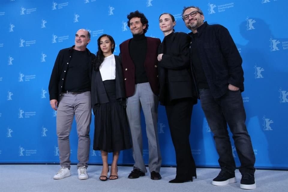 Alonso Ruizpalacios presentó 'La Cocina' en la Berlinale con Rooney Mara y Raúl Briones; el filme agradó a críticos y espectadores.