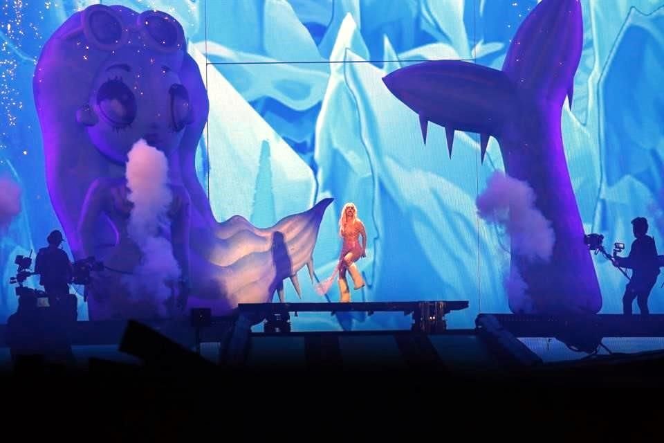 Una sirena gigante apareció al centro del escenario para que Karol G llegara junto a 13 bailarinas a armarla en grande.