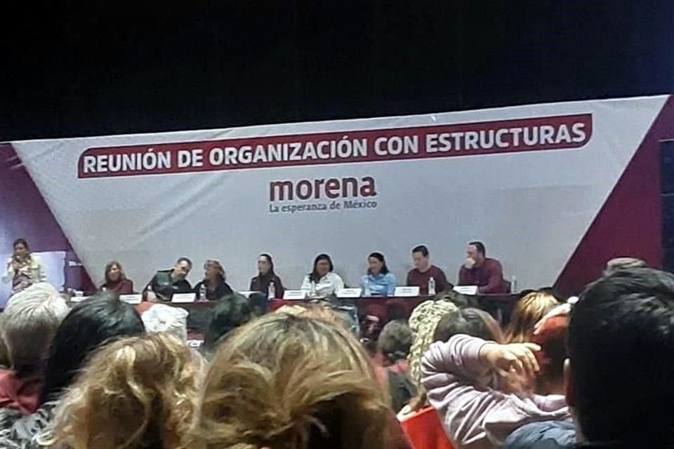 Claudia Sheinbaum se reunió con estructuras locales del partido, en Cintermex.