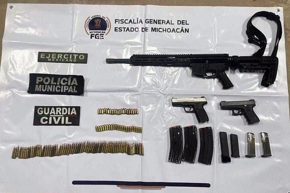 Entre lo incautado están dos armas cortas y 1 larga, 7 cargadores de diversos calibres, así como 112 cartuchos útiles.