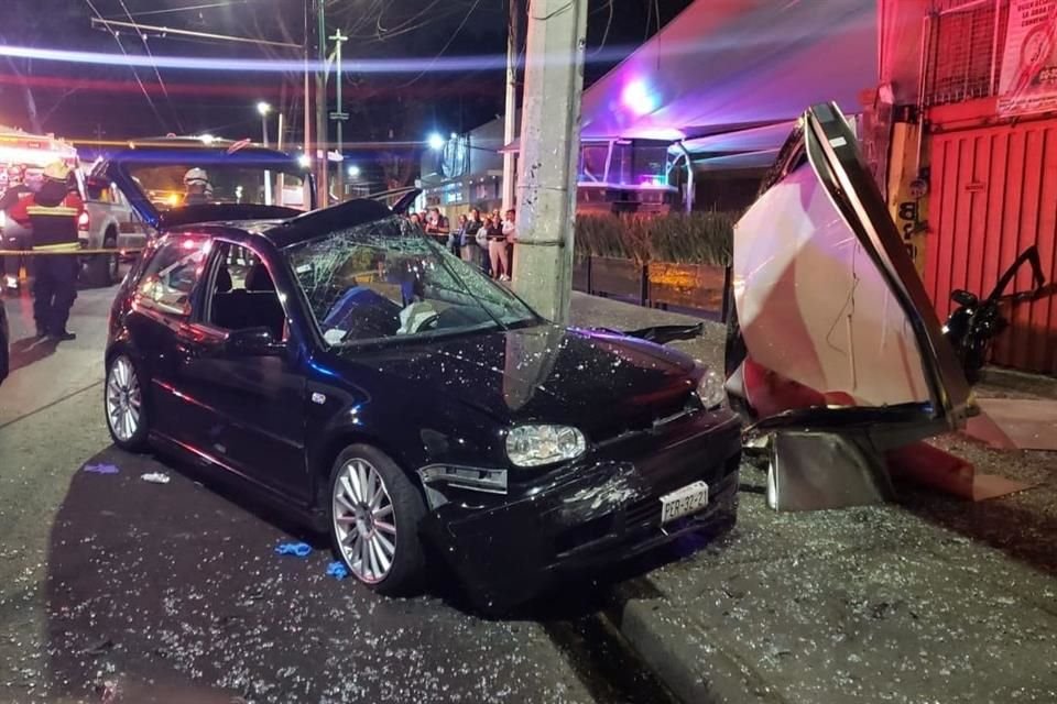 De acuerdo con los primeros reportes, el conductor del auto avanzaba a alta velocidad sobre Miguel Ángel de Quevedo cuando perdió el control.