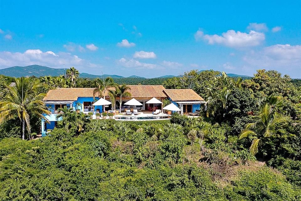 Hermoso paisaje, arquitectura colorida y un guiño a la creatividad propician que Casa Aries sea uno de los spots más deseados en la costa de Careyes.