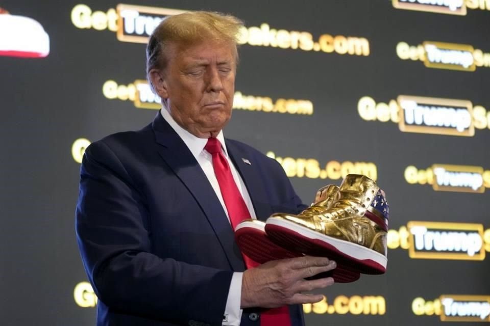 El ex Presidente Donald Trump hizo una parada muy inusual este sábado, vendiendo sus tenis deportivos con la marca Trump.