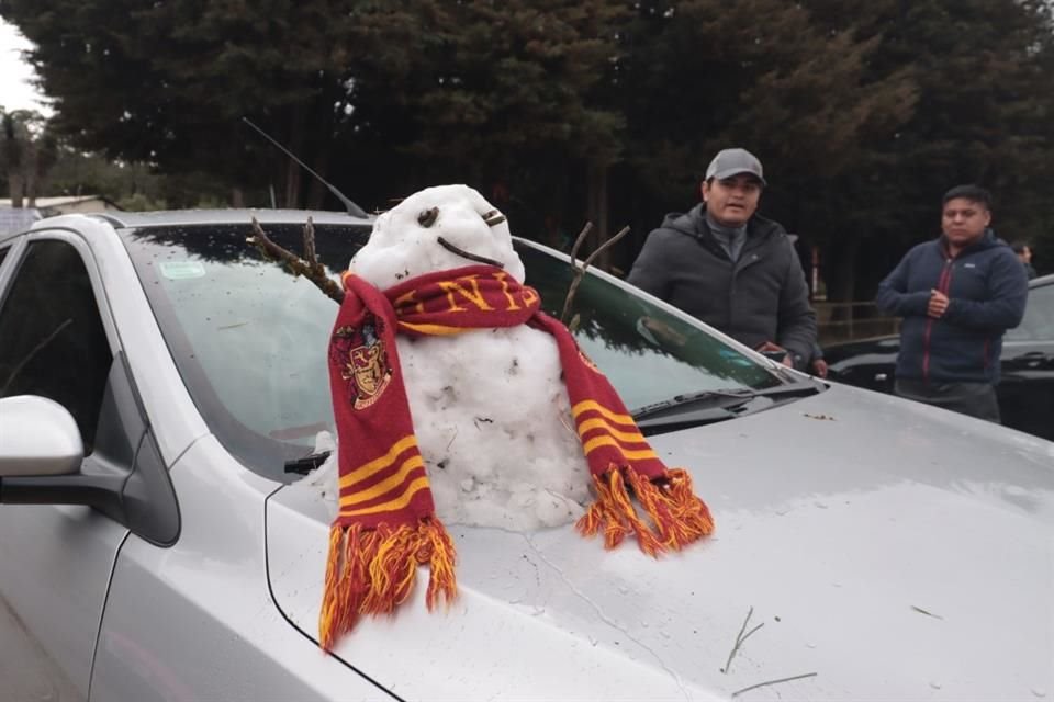 Visitantes recolectaron nieve para formar muñecos, incluso sobre sus autos.