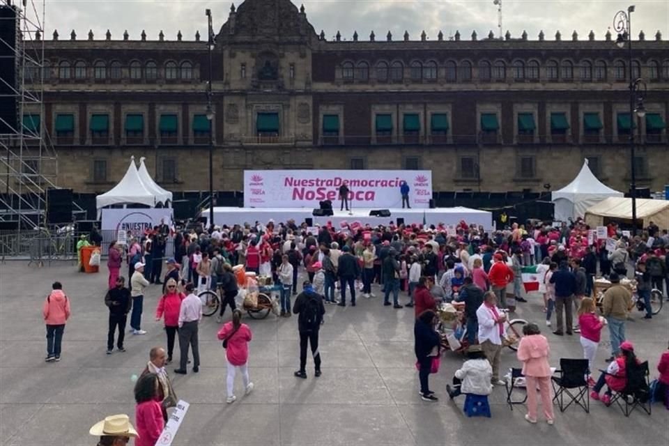 Organizaciones civiles y ciudadanos se reúnen este domingo en el Zócalo capitalino en defensa de la democracia.