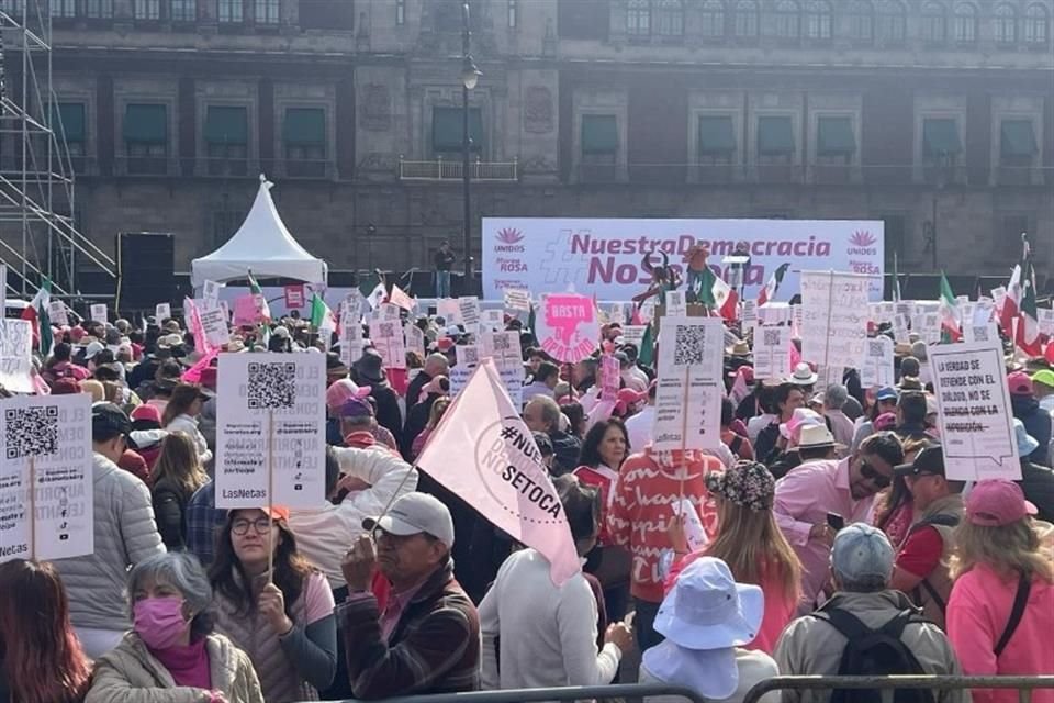 Banderas blancas con la leyenda 'nuestra democracia no se toca' predominan entre los asistentes a la concentración del Zócalo.