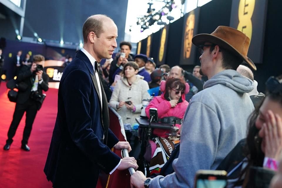 Luego de su llegada, el Príncipe de Gales se tomó un momento para saludar a sus seguidores e invitados del evento.