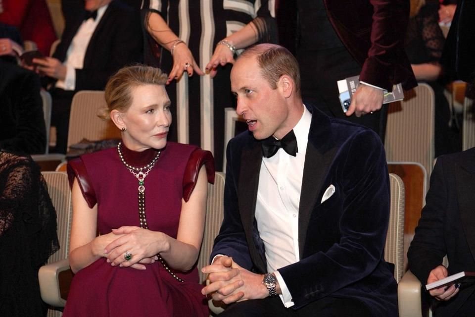 Al ingresar al recinto, el heredero al trono tomó asiento a lado de Cate Blanchett, quien es una de las personalidades más importantes en la industria cinematográfica.