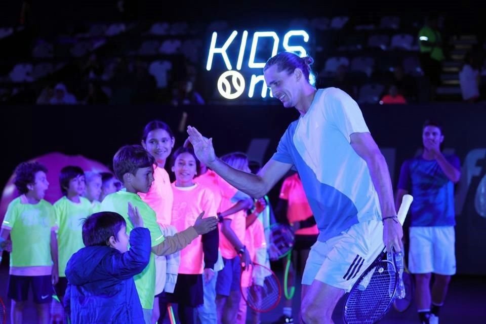 Alrededor de 100 niños pudieron conocer a los mejores tenistas del ranking mundial y verlos practicar en la dinámica Kids Nite, abriendo así la actividad en el Abierto de Los Cabos.