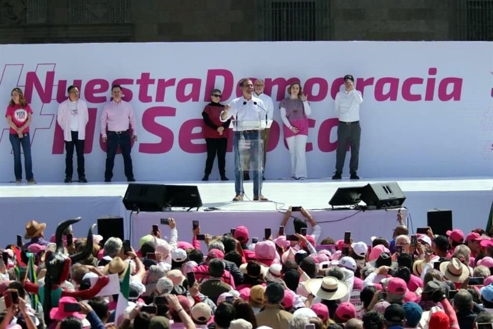 Córdova fue el único orador en un Zócalo que fue llenado con personas de playeras blancas y rosas que exigieron democracia en las elecciones.