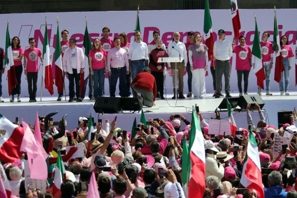 Durante el evento, se reprochó que se quitó la bandera de México del Zócalo.  Asimismo, al término del discurso los presentes cantaron el himno nacional.