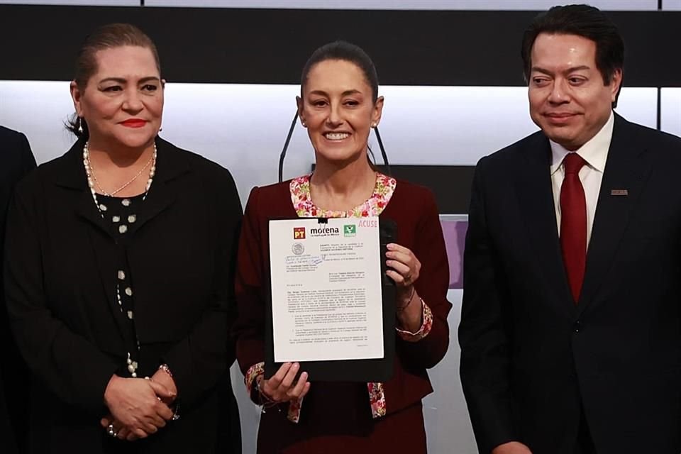 Claudia Sheinbaum se registró este domingo como candidata presidencial ante el INE.