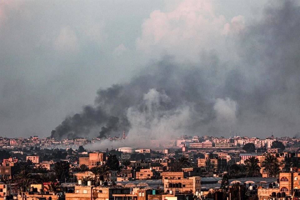 Humo se alza por encima de Jan Junis durante un bombardeo israelí el 18 de febrero.