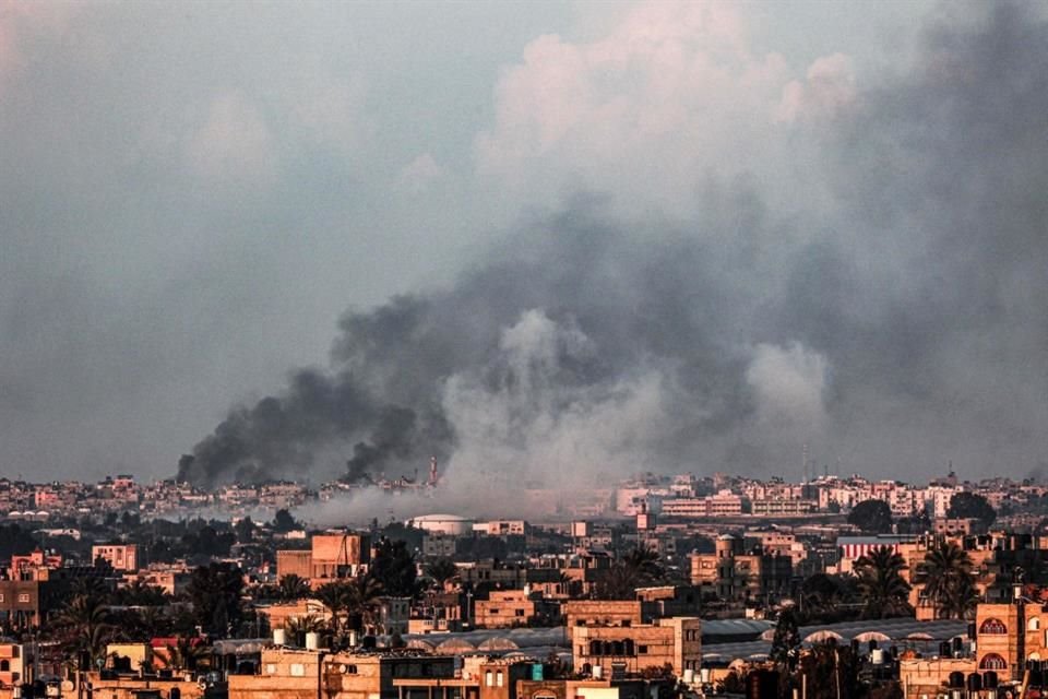 Humo se alza por encima de Jan Junis durante un bombardeo israelí el 18 de febrero.