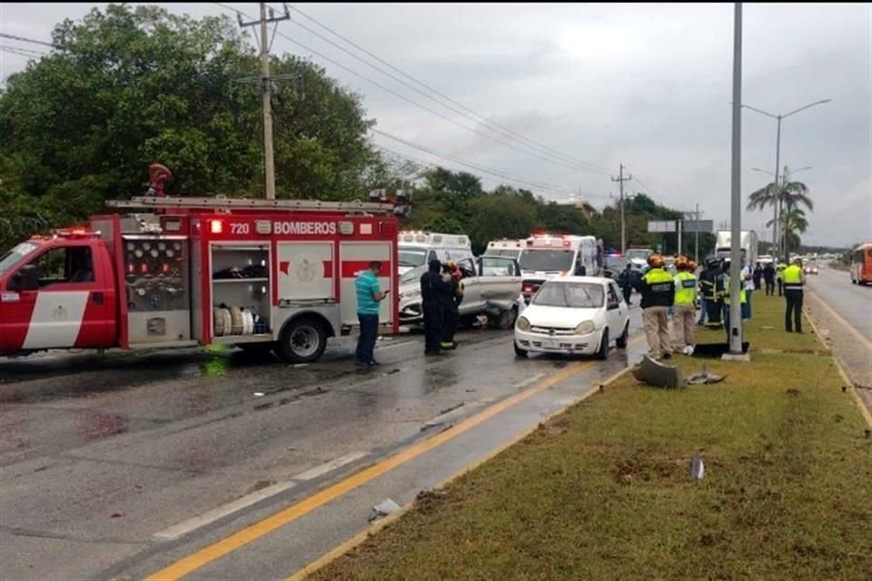 Autoridades reportaron un saldo preliminar de seis muertos por el accidente que ocurrió en el tramo carretero de Puerto Aventuras a Tulum.