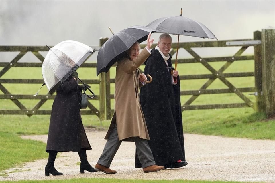 Sin importar la llovizna, el Rey Carlos III saludó a las cámaras.