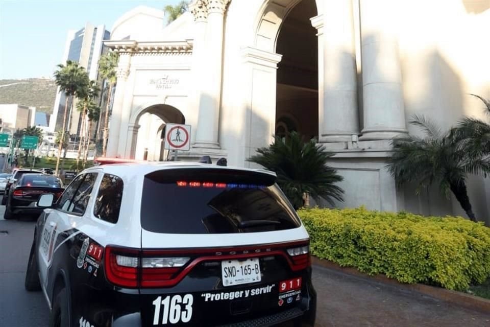 Autoridades mantienen una fuerte movilización de patrullas y elementos afuera del hotel.