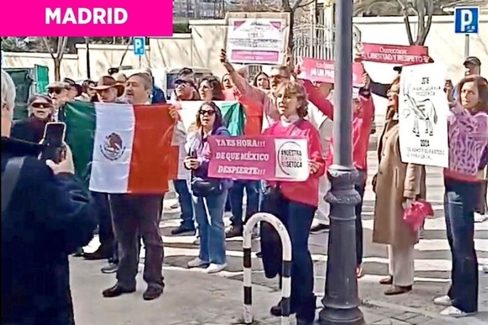 Un grupo pequeño de personas se manifestó en Madrid.