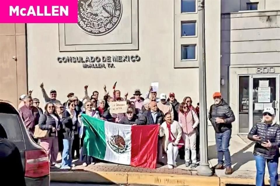 Un grupo de menos de 20 personas se manifestó en McAllen, Texas.