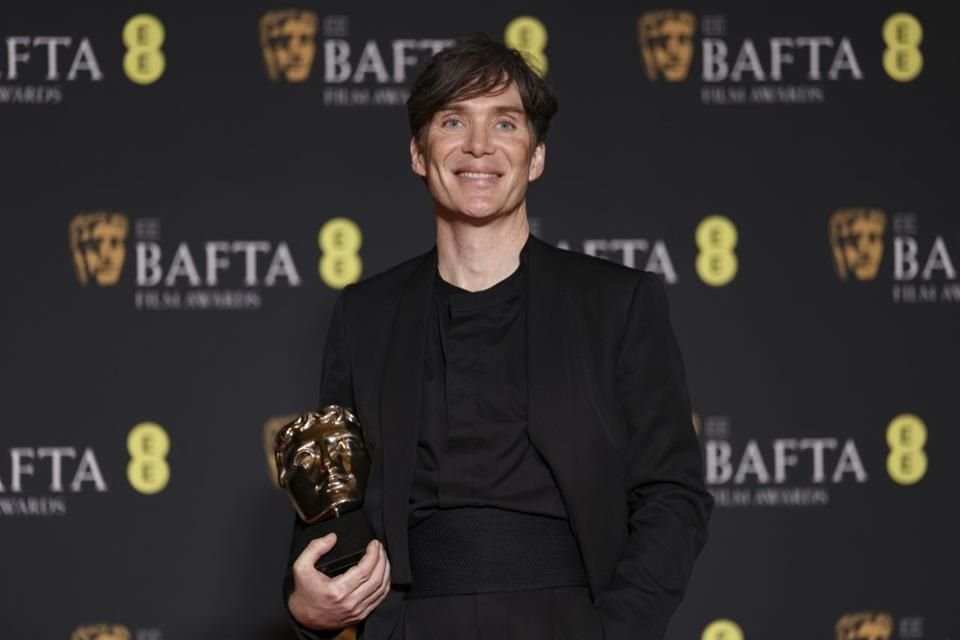 Cillian Murphy, ganador del premio a mejor actor por 'Oppenheimer', posa en la 77a entrega de los Premios de la Academia Británica de Cine (BAFTA) en Londres el domingo 18 de febrero de 2024.