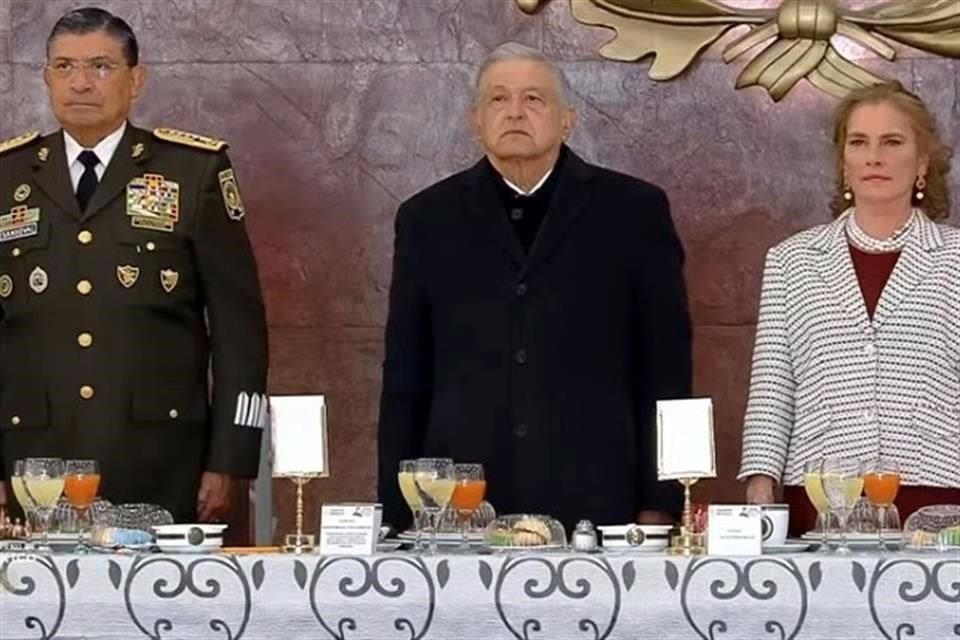 AMLO en la ceremonia del Día del Ejército.