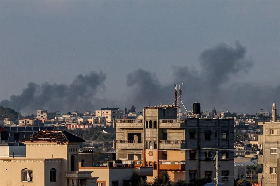 Humo se alza sobre los edificios de Jan Junis en el sur de Gaza, durante un bombardeo israelí.