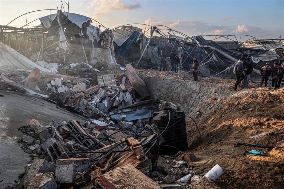 Palestinos inspeccionan escombros tras un bombardeo israelí en Rafah, el 19 de febrero del 2024.