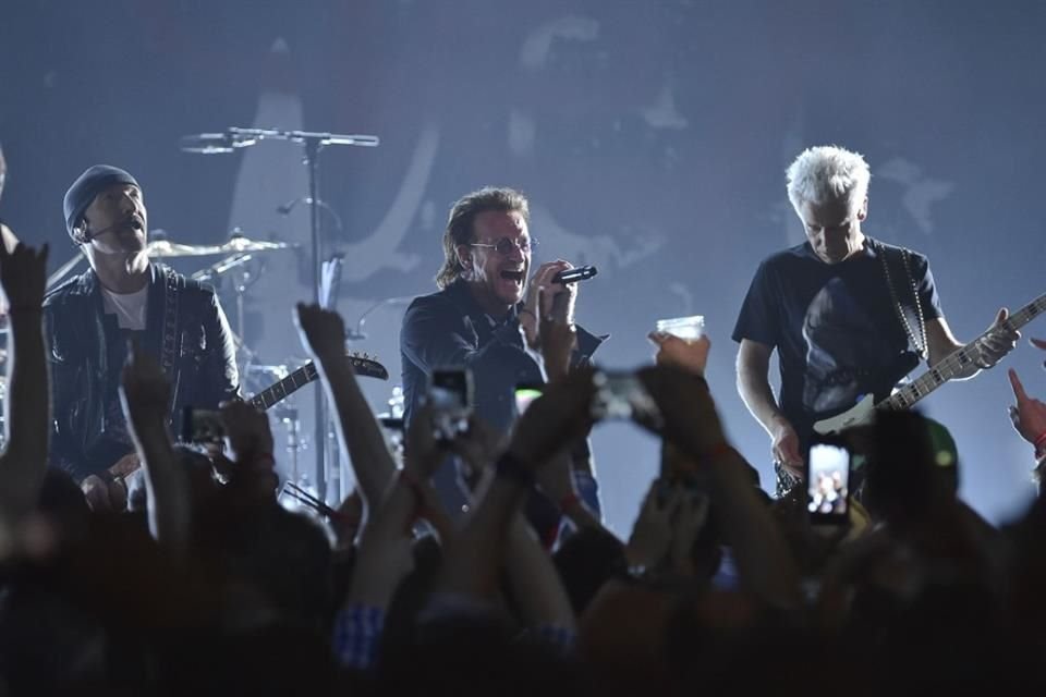 Bono cambió la letra de la canción 'Pride' para emitir un  mensaje de no violencia.