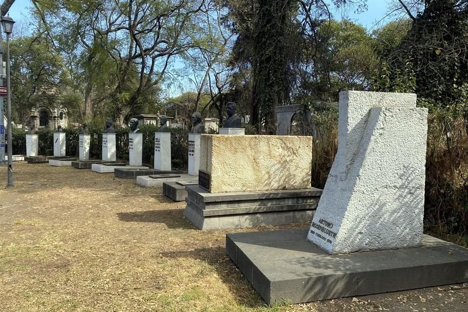 El deterioro y la falta de mantenimiento hacen mella en la Rotonda de las Personas Ilustres en el Panteón Civil de Dolores.
