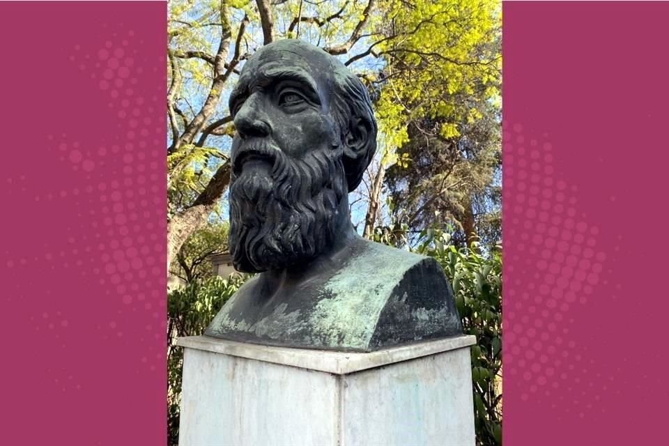 El busto de bronce del pintor Gerardo Murillo, el Dr. Atl, ha perdido parte de su pátina protectora y se muestra deteriorado.