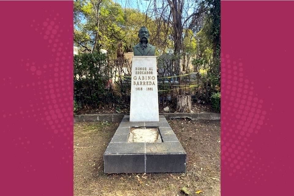 Al sepulcro del médico y filósofo Gabino Barreda le fue hurtada una lápida de bronce con un grabado de guirnaldas de oliva.