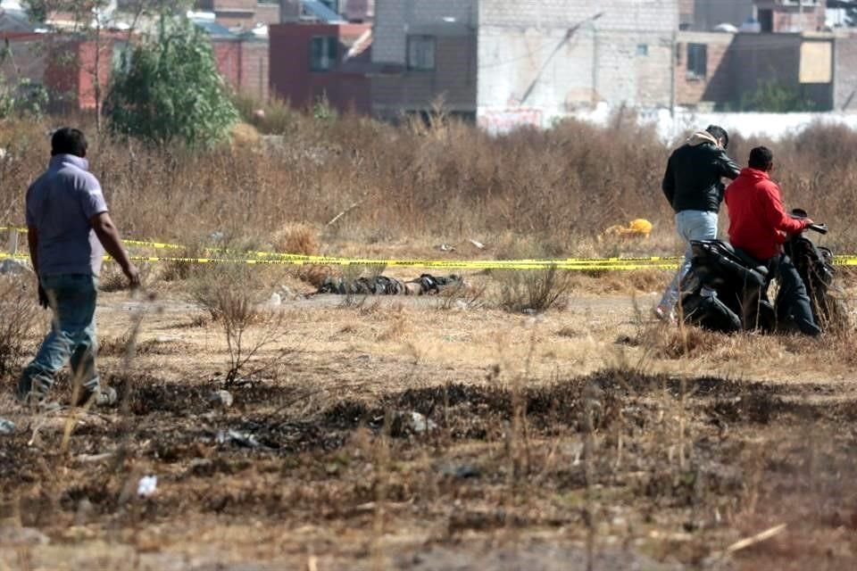 Al analizar el cadáver, paramédicos notaron que le habían enterrado un arma blanca en el tórax.