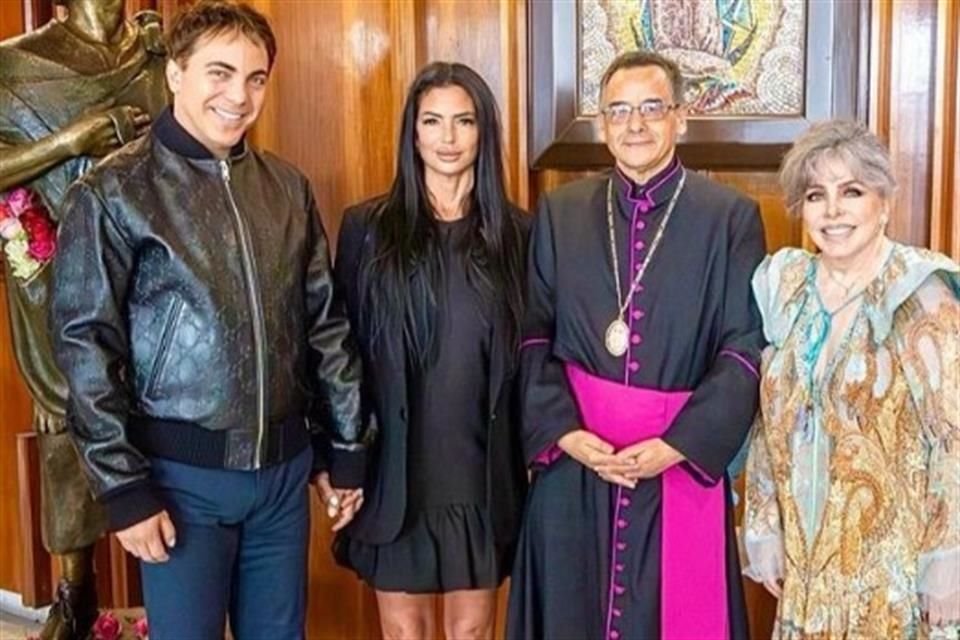 Verónica Castro, su hijo Cristian y su novia Mariela Sánchez acudieron a la Basílica de Guadalupe en la Ciudad de México.