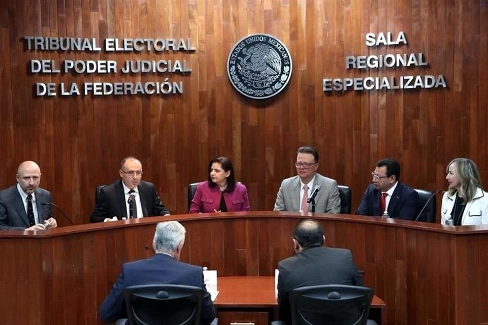 Magistrados durante informe de labores del presidente de la Sala Especializada del TEPJF, Luis Espíndola.