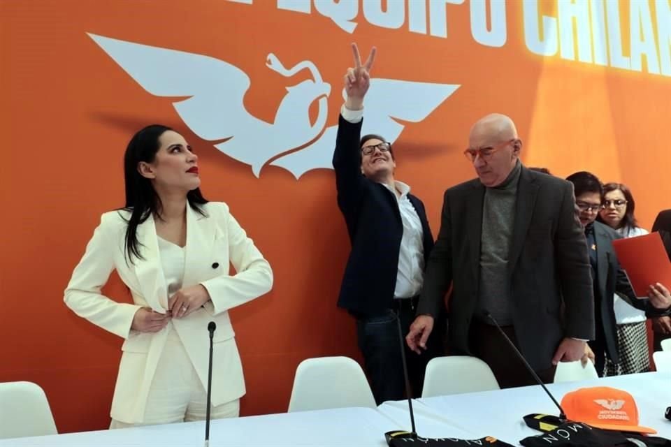 Sandra Cuevas junto a Dante Delgado y Salomón Chertorivski durante el registro de su candidatura.