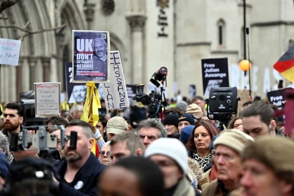 Para sus seguidores, Assange es un periodista revelador de secretos que sacó a la luz crímenes de las Fuerzas Armadas estadounidenses en Irak y Afganistán.