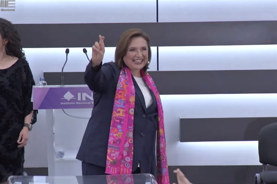 Xóchitl Gálvez Ruiz se registra como candidata presidencial de la coalición Fuerza y Corazón por México en el INE.