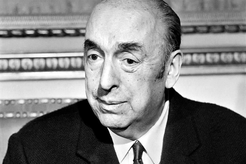 Pablo Neruda en una fotografía de 1971, durante una conferencia de prensa en París al darse a conocer que había ganado el Premio Nobel de Literatura.