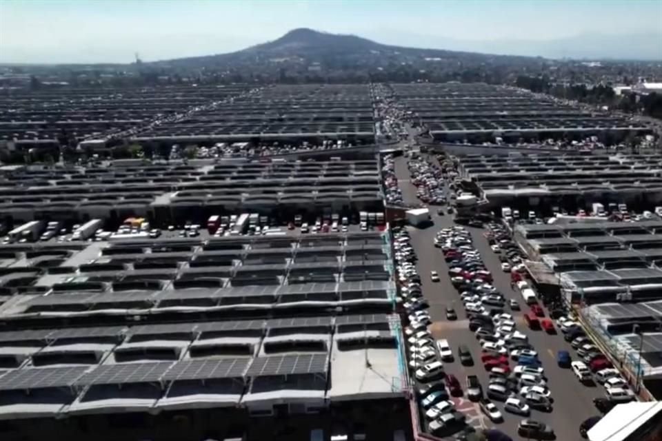 La planta fotovoltaica comprende la instalación de los paneles solares en 21 naves comerciales, unas 22 hectáreas en total.