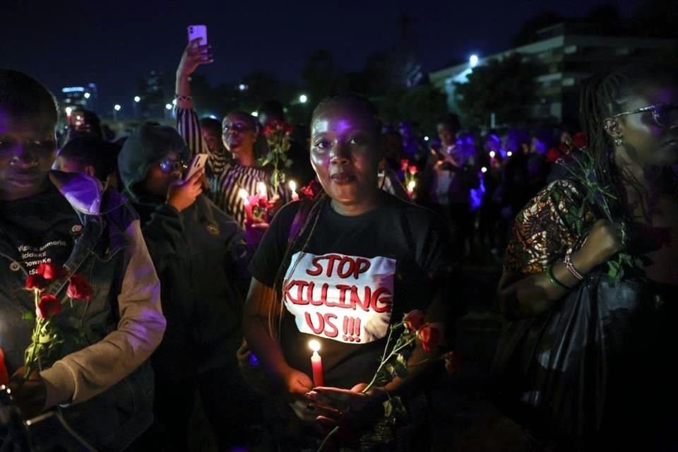 Activistas y estudiantes levantan velas encendidas y rosas rojas durante un miniconcierto y una vigilia con el tema 'Dark Valentine' para conmemorar las vidas de mujeres jóvenes asesinadas.