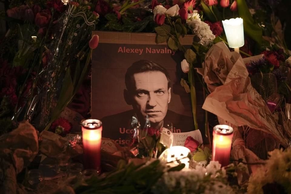 Flores y velas en memoria del opositor ruso Alexei Navalny en la Piazza del Campidoglio, en Roma, Italia.