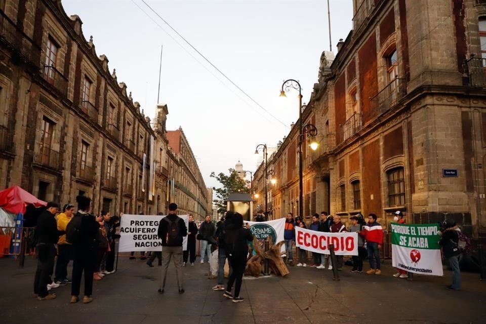 Con cartulinas y mantas que decían 'ecocidio' y 'proteger el acuífero maya es seguridad nacional', los activistas llamaron a detener las obras en los tramos faltantes.