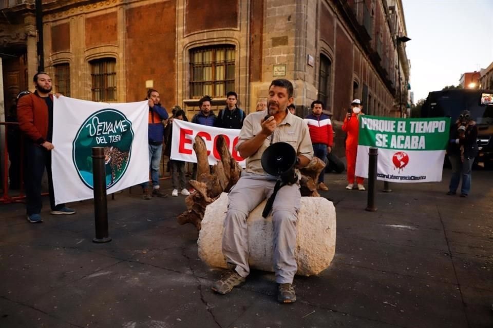 El ambientalista y buzo, José Urbina, reiteró que las obras del Tren han causado daños ambientales a cenotes, cavernas y ríos subterráneos, con la colocación de decenas de pilotes.