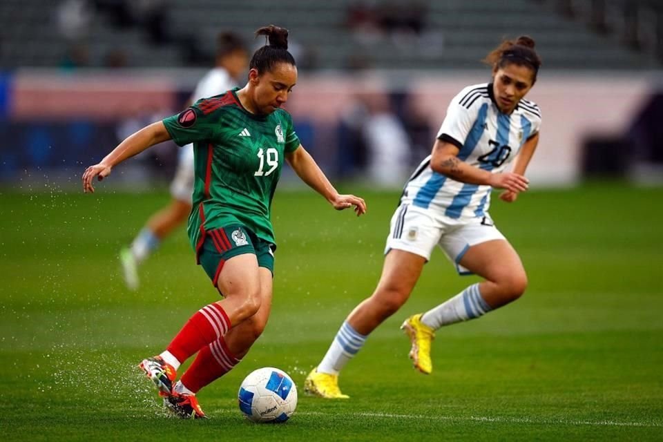 Charlyn Corral luchó en la delantero mexicana, pero no logró marcar.