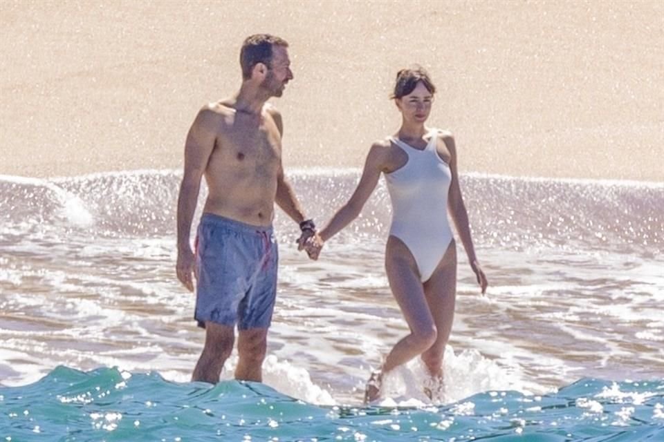La actriz Dakota Johnson fue captada vacacionando en una playa de Puerto Vallarta en compañía de Chris Martin, vocalista de Coldplay.