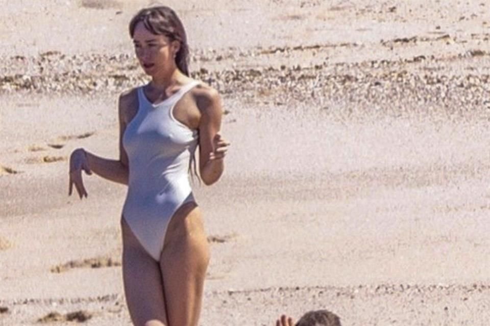 La actriz Dakota Johnson fue captada vacacionando en una playa de Puerto Vallarta en compañía de Chris Martin, vocalista de Coldplay.