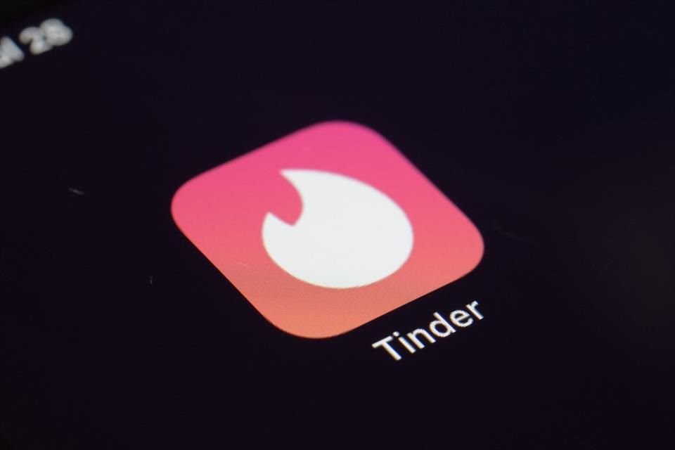 El icono de la aplicación de citas Tinder en un dispositivo, en Nueva York.